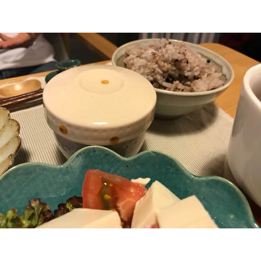 クロさんのインスタグラム写真 - (クロInstagram)「昨日の晩御飯🥢 おからを消費したく、おからハンバーグに！牛ひき肉もまさかの半額になってて衝動買い！あと半分は冷凍庫行き。なんかパサパサになっちゃったよ😭 すぐにリベンジしたい！ハンバーグ大好き🐰💓 詳しくはブログに書きました✍🏽✍🏽. . #クロリサ的自炊 #お家ご飯 #クッキングラム #ご飯作り修行中 #新米主婦 #妊婦 #妊娠  #プレママ #晩ごはん #instagood #instalike #日々 #妊娠7ヶ月 #初マタ #27w2d #おからハンバーグおろしポン酢で #舞茸とジャガイモのガーリックバター #蓮根里芋椎茸油揚げのお味噌汁 #茶碗蒸し #豆腐とトマトのサラダ #キウイ #本日の反省点は豆腐サラダの豆腐をあと半分のサイズで良かったのではないか #大葉が太い」5月23日 21時26分 - kuro_risa