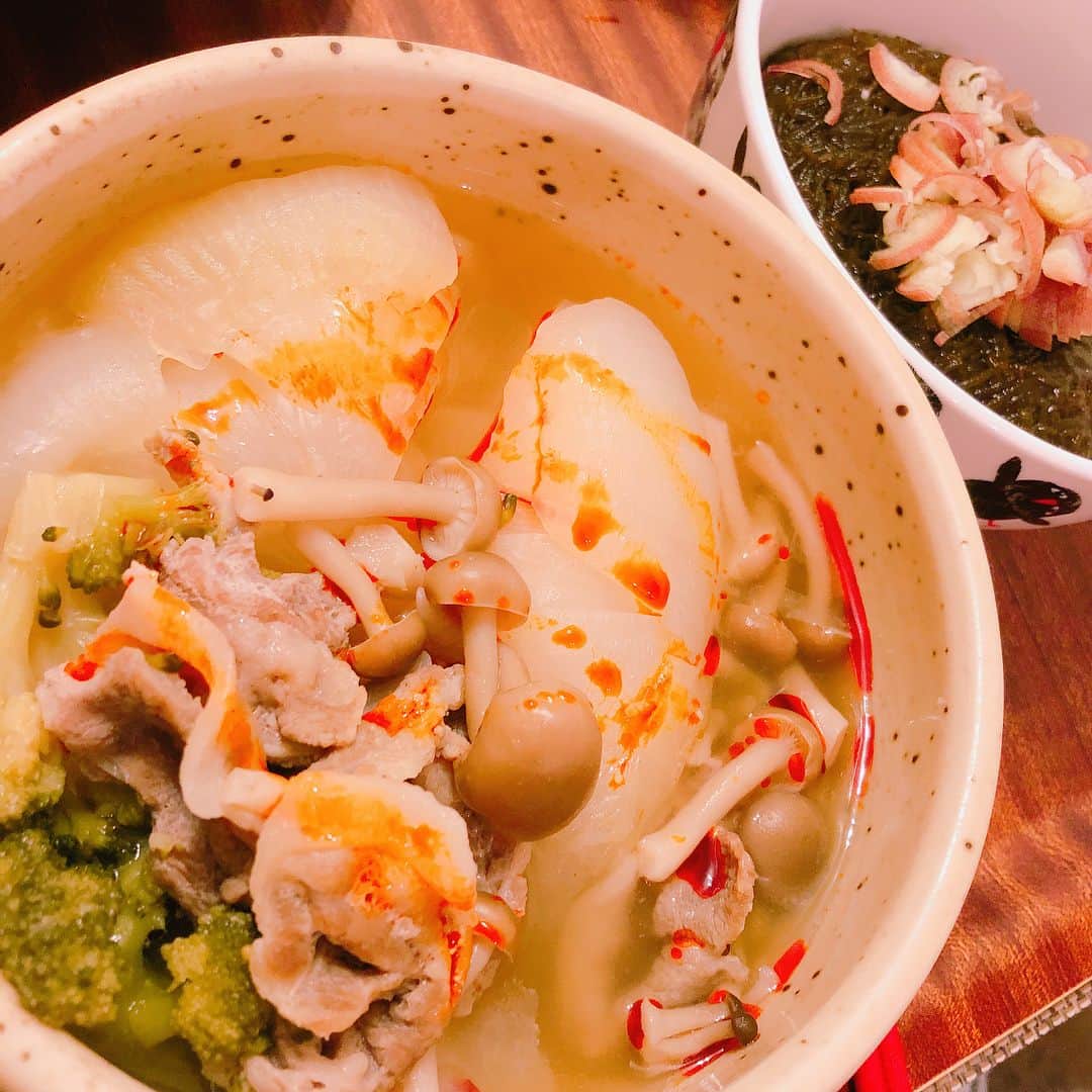 たかはしゆいさんのインスタグラム写真 - (たかはしゆいInstagram)「沖縄もずく！ちゃんと塩抜きしたよ✌️ 新玉ねぎをたくさんもらったから丸々煮込んでスープ？煮物？みたいなん作ってみた😄🌸赤いのは辛味オイルね♪♪ これまたいいおつまみです😍❤️🍺 🌸 🌸 #自炊 #自炊女子 #手作りごはん #新玉ねぎ #沖縄もずく #cooking #onionsoup #onion #japanese #japanesefood #たかはしゆい」5月23日 22時01分 - t.yuirin