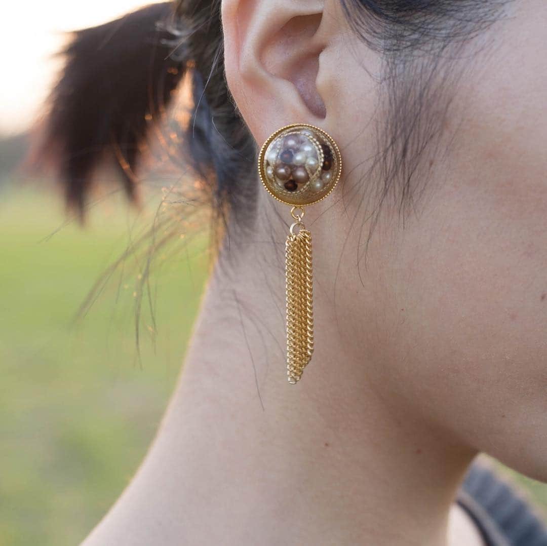 NinFeaのインスタグラム：「シンプルな服に合わせたい、存在感のあるパール×タッセルイヤリング。ピアスにもできます。  Theme：Cool-恰好いい女 Photo:@misopon34  Jewelry:@nin.fea Model:Shiho in November  #handmadepierce#pierce#ハンドメイドピアス#ピアス#耳飾り#earring#イヤリング#ノンホールピアス#ピアス好き」