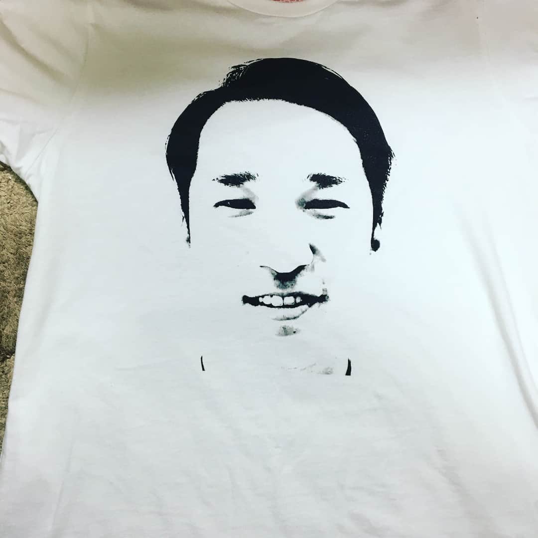 のインスタグラム：「今日スタッフの人から急にＴシャツを渡され、何かと思ったらこれでした。 #去年から似てると言われるスタッフのくらもとさん #くらもっちゃん #最近髪型似せてるんちゃうか？ #みんなからは兄弟と言われる #いや待て #俺同じ顔の兄貴おるから #3つ子説？ #ちなみに #このＴシャツ #くらもっちゃんからの直々のプレゼントらしい #いや #このタイミングでのプレゼントの意図はなんや。 #一歩間違えばホラーの顔しとる #でも #嫌いではない #これからも仲良くしようぜ #くらもっちゃん」