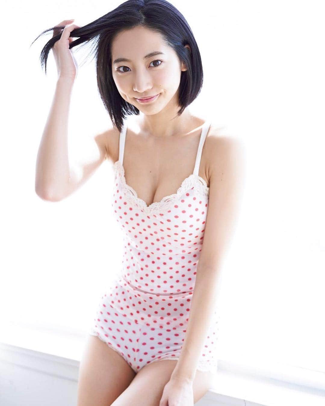 週刊少年マガジンのインスタグラム：「#オフショット  発売中の #マガジン 25号のグラビアは #武田玲奈 さん！ 過去出演全8回のクオカを合計200名様にプレゼント！ 今週は本誌非掲載カットやオフショット多めに出します！  撮影：岡本武志 スタイリング：上野珠 ヘアメイク：南野景子 デザイン：坂上和也(banjo)」