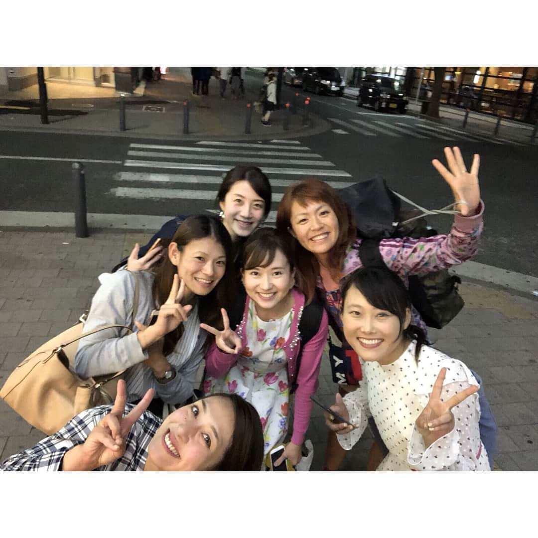 長谷川朋加さんのインスタグラム写真 - (長谷川朋加Instagram)「＊ 【ランナーズマイスター中級WS🏃‍♀️】 ＊ ランの代わりにボクササイズの日々。 ＊ Team R2メンバーと2日間、 横浜で #ランナーズマイスター の 中級講座を受けてきました👽❤️ ＊ 今回講座を受けてみて、自分は 【ただ走っていただけ】なんだなと つくづく感じた。 ＊ 知識があるのとないのとでは これからのパフォーマンスが 変わってくることを体感したので 今回学んだことを反芻しつつ、 更に磨きをかけて自分のランニングに 落とし込んでいく！ 同時に周りに還元出来るように努める👽 ＊ 自分が今していることが方向性として 合っていることを確認出来たこともあり、 出来ていないことと出来ていることを 可視化出来た非常に濃い2日間！ ＊ フォームやシューズ選び、紐の結び方まで 全てが自分の走りに生きてくるし、 それを知らない恐ろしさも感じた。 ＊ 熱意のある素晴らしい講師の皆様と 意欲のあるR2メンバーと共に 2日間ランニングのことしか考えず ランニングのことしか話さない 盲目で贅沢すぎる48時間でした🤤🥊 ＊ 足が疲労して少し痛いので しっかり休んでまた走ろう踊ろう🏃‍♀️❤️ ＊ 最後の全力ゴマすりとんかつも 楽しかったよおおおお🍗心に栄養を。笑 #running #instarunner #runhappy #runninggirl #ランニング #ジョギング #マラソン #トレーニング #筋トレ #筋トレ女子 #体幹 #ボクササイズ #ダイエット #減量 #ボディメイク #ナイキランニング #走るひと #ランナー #北海道マラソン #徳島 #ゴジカル #アナウンサー #女子アナ #長谷川朋加 #ラナウンサー #四国放送 #全開はせがわーるど」5月24日 8時43分 - hasegawatomoka