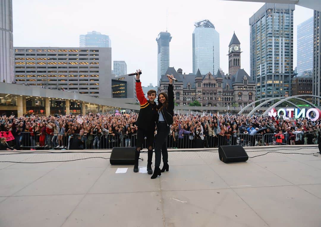 ジョニー・オーランドのインスタグラム：「hometown love🇨🇦 #WhatIfToronto」