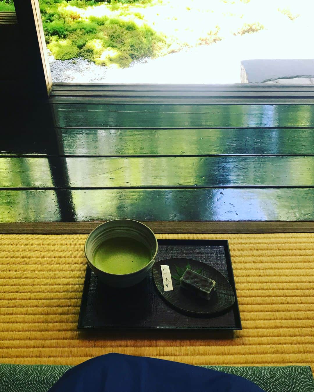 福田淳子さんのインスタグラム写真 - (福田淳子Instagram)「瑠璃の庭を眺めながらのお抹茶。苔、新緑、抹茶。華美ではないけれど丁寧にお手入れされた庭はとても清々しく、贅沢な時間を過ごしました。お抹茶いただくと、特等席に座れます（お庭を眺めるのに良い場所にお抹茶のお席が設けられているのです）一緒に出てくる八瀬氷室というお菓子がシンプルなんだけどまわりがサクッとしてて美味しかった。透明感で涼やか。こんなお庭を見て1日にのんびり過ごしたい。  #瑠璃光院  #瑠璃光院春の特別拝観  #瑠璃の庭  #八瀬氷室 #大人の京都」5月24日 17時47分 - junjunfukuda
