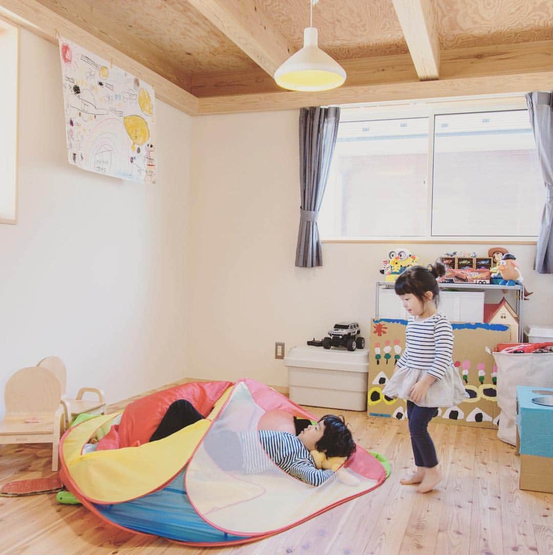 美し信州建設のインスタグラム：「上田市 I様のお住まい 子供部屋は将来2部屋に分けられる可変的な空間です 今は、兄妹で仲良く遊ぶ夢いっぱいの遊び部屋😊  #美し信州建設#上田市#木曽桧#長野県#マイホーム#インテリア#新築#家#工務店#リノベーション#住宅#設計#注文住宅#自由設計#無垢材#木の家#田舎暮らし#建築家#施工事例#子供部屋#住まい#ショールーム#自然素材#健康住宅#エコ住宅#interior#マイホーム計画#house#木曽ひのき#」