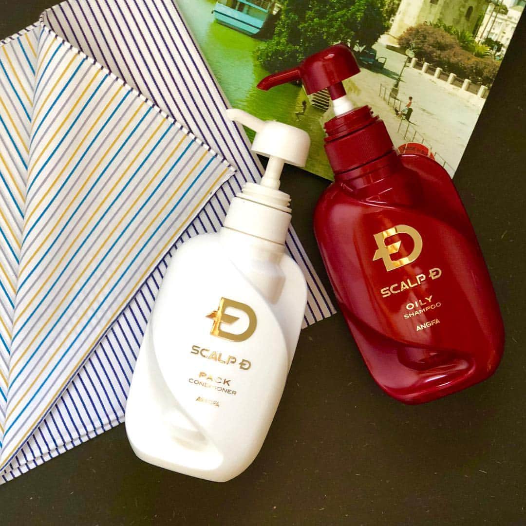 旦那マネジメントのインスタグラム：「. いつも使ってるスカルプDが無くなりそうなので、 買い足そうと思ったら父の日限定セットで 『Ｈ ＴＯＫＹＯ』のハンカチがついてきました！✨嬉しい！！💓💓💓 （↑素材・デザインにこだわりあるハンカチ専門店） リバーシブルでとてもおしゃれ オリジナルカラーなんだとか、、、 . 小物で旦那のおしゃれ度UP⤴️⤴️ 旦那マネジメントは小物も忘れてはいけませんね😁 父の日のプレゼント喜んでくれるといいな😌😊 . #旦那マネジメント #父の日 #プレゼント #感謝の気持ち #スカルプD ⇒詳しくはプロフィールのＨＰをみてくださいね！」