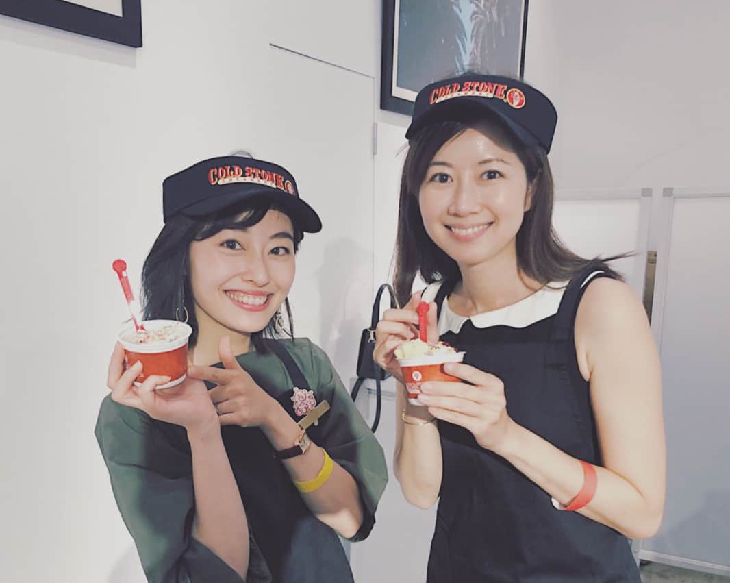小祝麻里亜のインスタグラム：「ラグナムーンの展示会でケータリングにきていた、コールドストーンを体験させてもらいました😆❤️❤️10年以上のお付き合いになる 恵理子さんと🙆‍♀️歌を歌ってくださいと言われたのに、手元に気をとられるし、シャイだからやっぱ歌うのに猛烈な恥ずかしさもあり、不完全😂👍改めて店員さんを尊敬します。 ＿＿＿＿＿＿＿＿ #コールドストーン#アイスクリーム#アイス#職業体験#体験#楽しい#coldstone#shop#experience#ice#icecream#콜드스톤#아이스#아이스크림#막스타그램#먹고싶다#잘먹겠습니다」