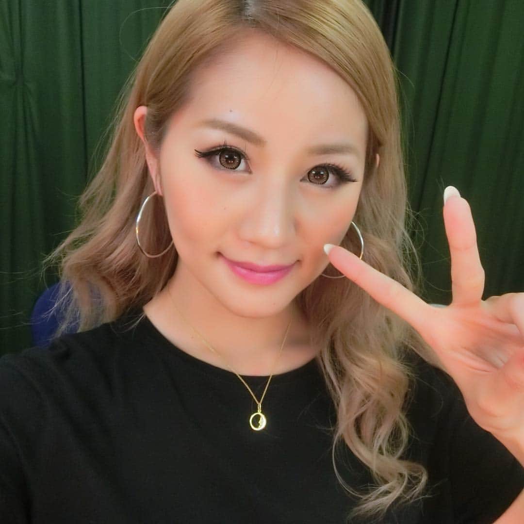 LORYのインスタグラム：「マツエクすると自まつ毛が抜けやすいから 今マツエクお休み期間でつけまにしてるけど やっぱりマツエクがいい🤢💕💕」