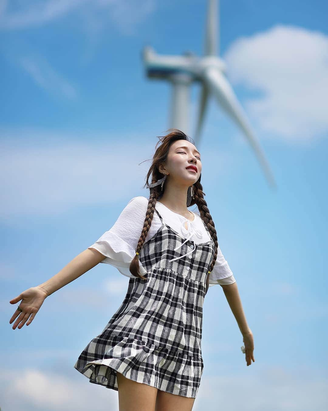 Photographer_善甫(선보)さんのインスタグラム写真 - (Photographer_善甫(선보)Instagram)「눈이 부시게 푸르른 날엔~ 🎢  얼마만에 찍어본 푸른 하늘 광각 사진인지요 😋 푸르른 영롱함 @u_star12 . . #푸른하늘 #흰구름 #목장 #광각사진 #일반인모델 #컨셉쵤영 #개인화보 #lovely #소녀 #촬영문의 #인물사진 #girl #gorgeous #attractive #photo #foto #少女 #写真 #人物 #korea #프로필 #인생사진 #모델신청 #모델지원 #촬영신청 #영암 #서광목장 #광주」5月24日 11時46分 - sunbostyle