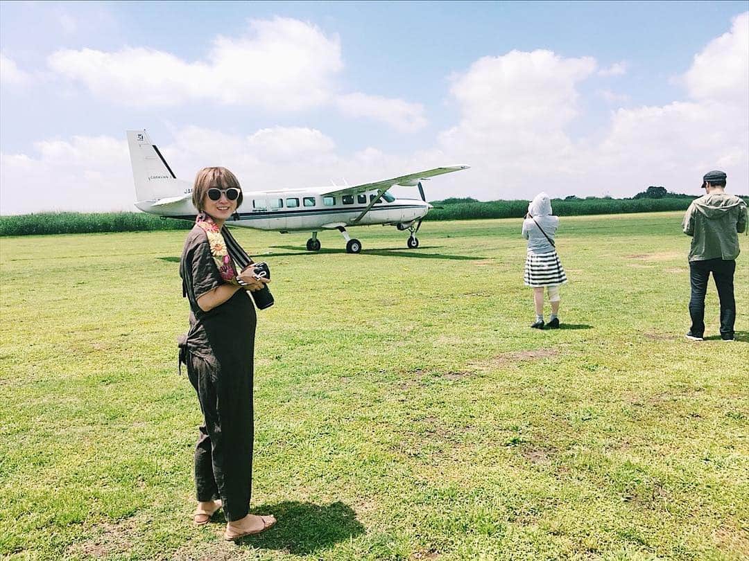 花盛友里のインスタグラム：「あっっとゆう間に妊娠8ヶ月に突入。 靴下はくのもパンツ履くのも立ったり座ったりも大変になって来たなぁ。 ベビくんのキックもどんどん強くなっていくー！ 生きてる生きてる！って、実感できるから安心♡ どうか元気に出て来ておくれ。 そんな今日はこーんな大自然に来ております。 飛行機かっこよかった！ 坊やにも見せたーい！ . . #8months #妊娠8ヶ月」