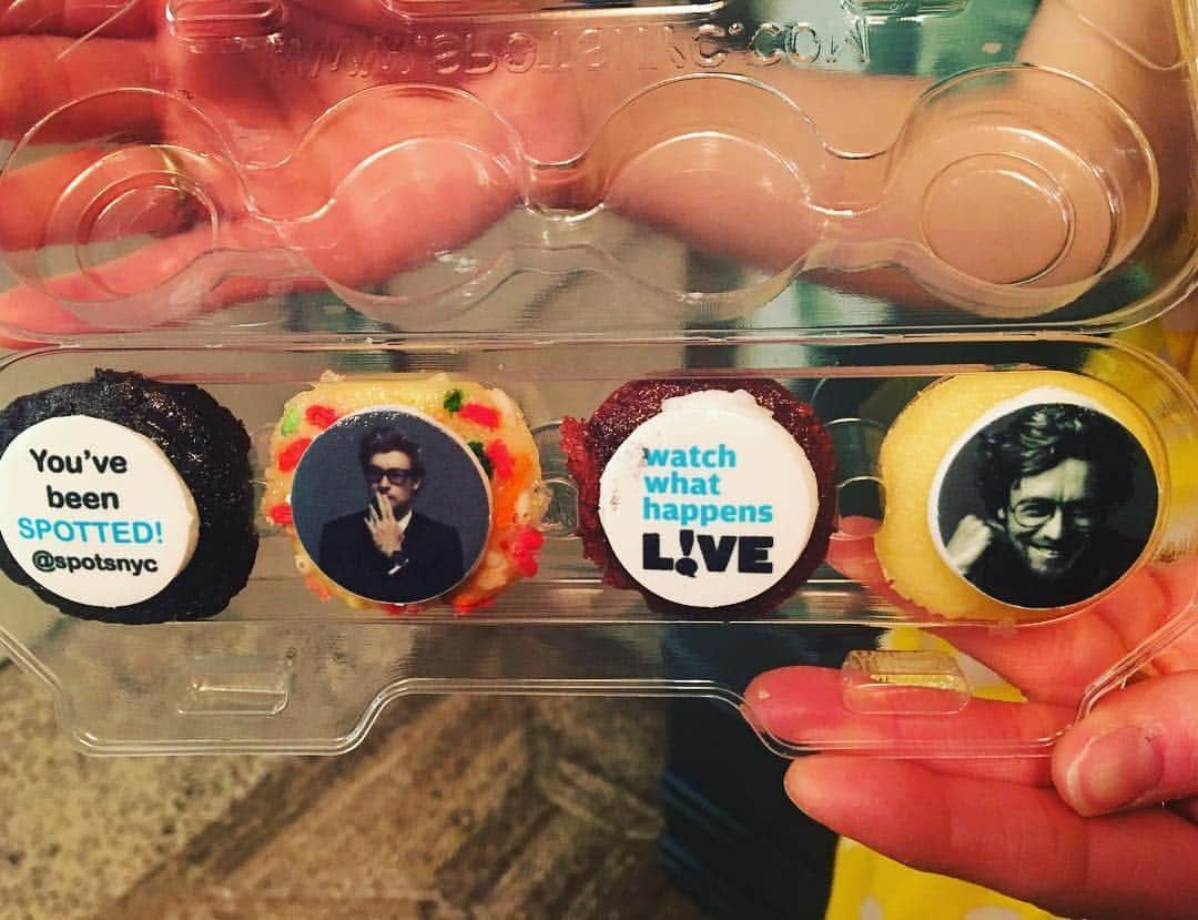 サイモン・ベイカーのインスタグラム：「Thanks for the laughs @bravoandy and @kylerichards18  #wwhl #cupcakes #breath #Breaththemovie #breaththefilm」