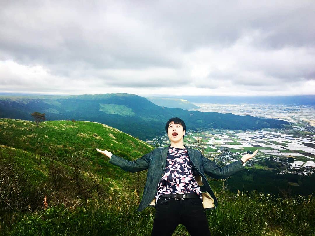 高倉陵さんのインスタグラム写真 - (高倉陵Instagram)「合成写真みたいな写真。熊本阿蘇の山道。天空の道（ラピュタの道）と呼ばれている絶景スポットは地震以降通行止めになっていたので行けなかったが、ここでも十分に絶景。仰け反りたくなる景色。 #三拍子#三拍子高倉#高倉陵#漫才師#芸人#comedian#熊本#kumamoto#阿蘇#絶景#ラピュタの道#天空の道#仰け反り#合成じゃないよ」5月24日 13時40分 - takakulife