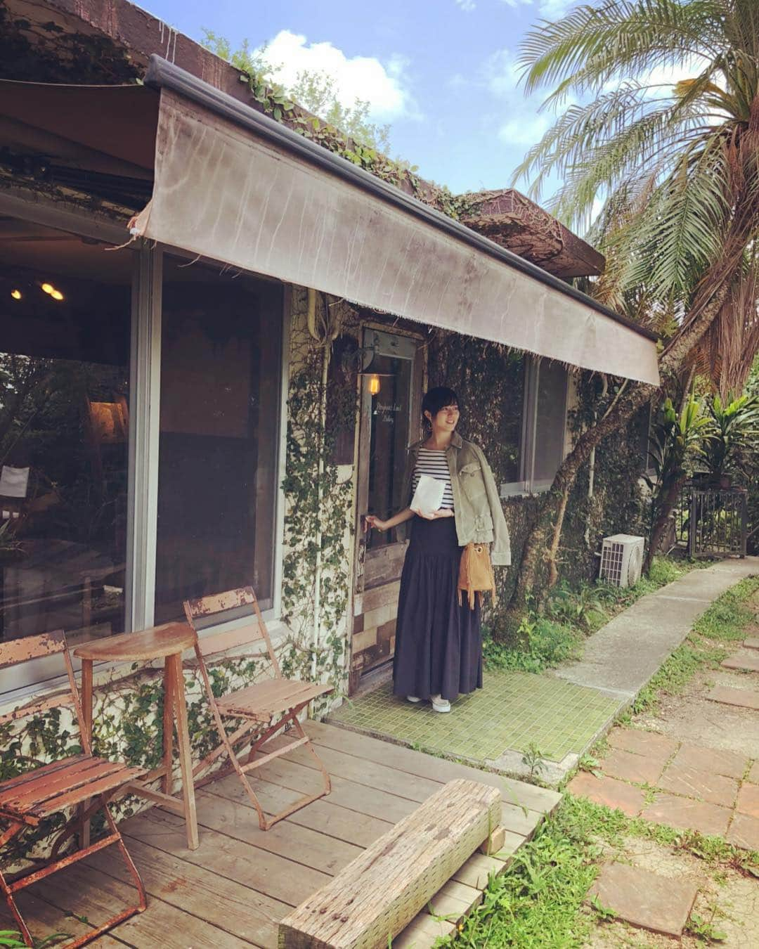 比嘉愛未さんのインスタグラム写真 - (比嘉愛未Instagram)「お気に入りのbakeryへ🥐🥖 「パン屋さん」 実は密かに憧れてたりする。 小さな頃、魔女の宅急便を見てなりたかったなぁ パン屋さんの香りって無条件に幸せになれるもんね🌿✨ #小さな頃の夢」5月24日 16時29分 - higa_manami