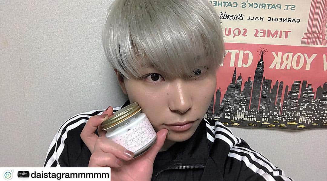 ミエルドアンジュのインスタグラム：「ご愛用ありがとうございます💝 マジで オススメなコスメ‼️‼️🙆‍♂️ 美白クリーム【 MIEL DE ANGE 】🧖🏻‍♂️ 野球部時代真っ黒で悩んでたけど、これのおかげで今の肌色を保ってる‼️🤔 しかも１週間に1回でいいからチョー楽チン☝️😋 毛穴の汚れを落としながら 雪肌+保湿してくれるから是非みんな使ってみてね👌😁 #美容 #美白クリーム #ホワイトパック #mieldeange  #ミエルドアンジュ #スキンケア #コスメ  #美容師 #fashion  #ファッション #mensfashion  #メンズファッション #adidas  #ootd  #l4l  #like4like  #いいね返し  #youtuber  #youtube #ユーチューバー #korea  #韓国 #bts  #バンタン #防弾少年団」