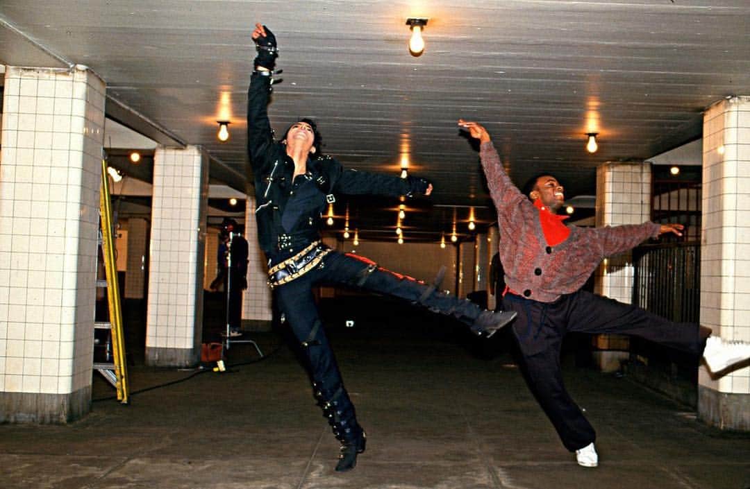 マイケル・ジャクソンさんのインスタグラム写真 - (マイケル・ジャクソンInstagram)「#Throwbackthursday: Michael practices some balletic moves on the set of the “Bad” short film.」5月25日 2時54分 - michaeljackson