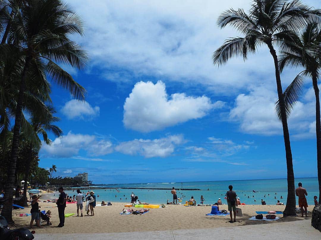 永尾まりやさんのインスタグラム写真 - (永尾まりやInstagram)「#waikiki #beach #hawaii お仕事でハワイに来てるよ 雲がハート♥️」5月25日 3時21分 - mariyagi_san