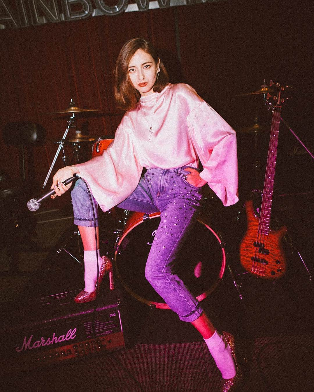 エリーローズさんのインスタグラム写真 - (エリーローズInstagram)「Matched my pink satin with @calzedonia denim jeans for karaoke night🎤💗 この夏もかわいくはきたいブルーデニム。 ピンクサテンで東京カラオケナイト！ Photo by @tokyodandy  #Calzedonia #Calzedoniajapan #Calzedoniaoriginals」5月24日 19時12分 - ellirose