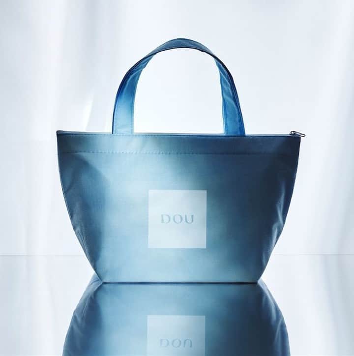 DOUのインスタグラム：「...1周年プレゼントのお知らせ... . いつもDOUをご利用いただき ありがとうございます。 . 今年の5/25にDOUが1周年を迎えます。 さらに、池袋店は記念すべき1号店。 . これを記念してオリジナルデザインの 保冷バッグをプレゼントいたします。 . 《1周年記念 保冷バッグのプレゼント詳細 》 実施店舗：DOU 池袋店 期間：5月25日(金) ~  生どら焼きを5個ご購入のお客様にお渡しします。 ※なくなり次第終了となります。 ・ ・ ご来店 心よりお待ちしております。 ・ ・ #dou #namadorayaki  #sweets#japanesesweets  #生どら焼き #生どら焼きミニ . #どら焼き #スイーツ部 #デザート #おやつ #おやつタイム #おやつの時間 #今日のおやつ #和菓子 #甘いもの #カフェ好き #カフェ巡り #カフェ散歩 #うちカフェ #手土産 #お土産 #池袋駅  #ルミネエスト新宿 #アトレ川崎 #アトレ浦和 #生クリーム #食後のデザート #和スイーツ #あんこ好き」