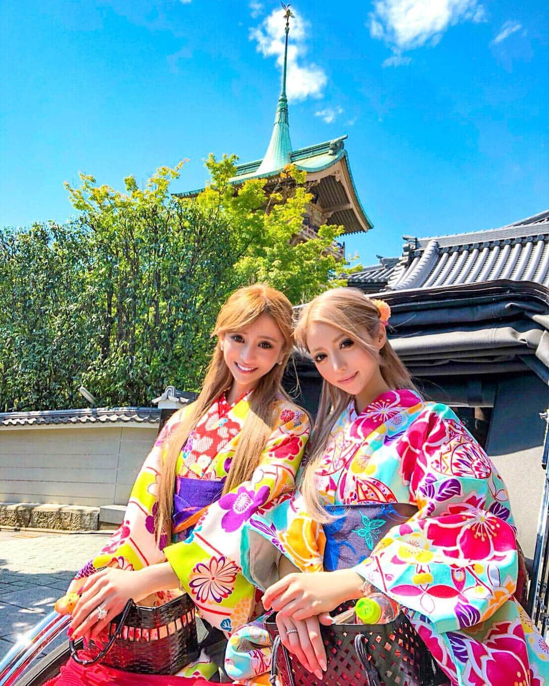 愛沢えみりさんのインスタグラム写真 - (愛沢えみりInstagram)「京都〜👘⛩ 街並みが素敵すぎる⛩ 人力車に初めて乗ったよ🚴‍♀️💕 お兄さん面白くて爆笑だった🌟 思い出になりました💓👭 . . #京都#人力車#着物#観光#大雲院祇園閣#一条響#愛沢えみり#キャバ嬢#フォーティーファイブ#キャバクラ#社長 #kyoto#kimono#japan#tourism#happy 👘⛩💛」5月24日 20時18分 - emiri_aizawa