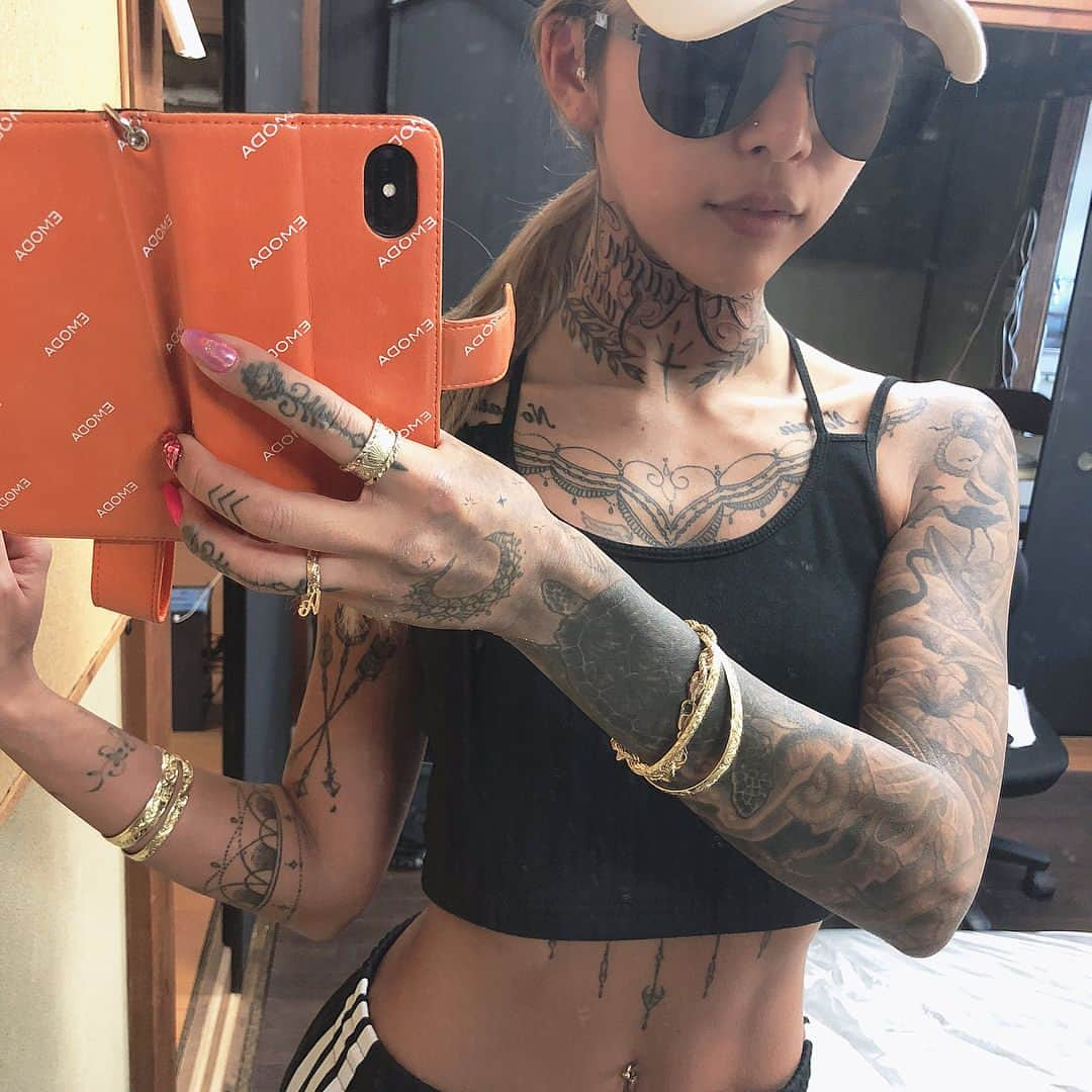 泉麻那さんのインスタグラム写真 - (泉麻那Instagram)「New Tattoo🤟🏾💜💜 はんっ🤤可愛い❤️ こないだ彫ったのは手の甲と右膝の上😌 また来月から月2回のペースで左足全部埋めてくよー🤪💓 彫たつさん今日もありがとうございました🙇‍♀️ #tattoo #tattoogirl #tattoos #tat #埼玉 #若葉 #彫たつさん #1%ER TATTOO #tattoo女子」5月24日 20時35分 - izumana19890629