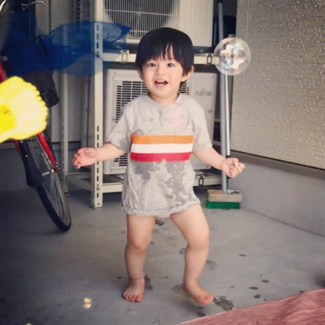 池田麻理子さんのインスタグラム写真 - (池田麻理子Instagram)「なにげに初めてのシャボン玉で めちゃくちゃ興奮のおチビさん。 こんなにハマるならもっと早くやってあげれば良かったね。 こんなに写真撮るならズボンも履かせておけば良かったね。 #なにげに久しぶりの投稿 #久々すぎて一瞬投稿の仕方わかんなかった #暑すぎてガレージで水遊び #シャボン玉 #お水の知育 #これめっちゃ遊ぶ #おむつまでびしょびしょ #後処理が地獄 #うちのおチビさん #息子 #1歳9ヶ月」5月24日 20時37分 - mariko_ikeda_