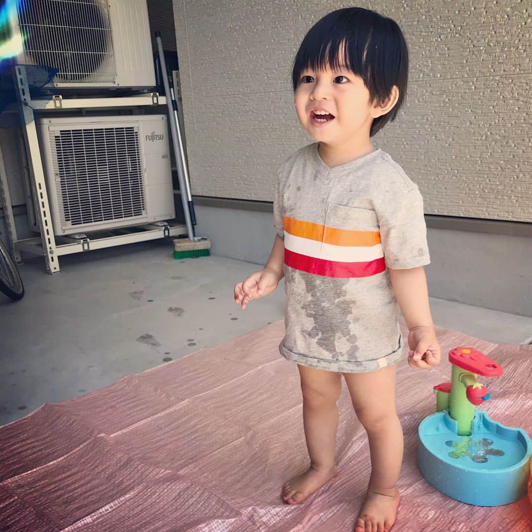 池田麻理子さんのインスタグラム写真 - (池田麻理子Instagram)「なにげに初めてのシャボン玉で めちゃくちゃ興奮のおチビさん。 こんなにハマるならもっと早くやってあげれば良かったね。 こんなに写真撮るならズボンも履かせておけば良かったね。 #なにげに久しぶりの投稿 #久々すぎて一瞬投稿の仕方わかんなかった #暑すぎてガレージで水遊び #シャボン玉 #お水の知育 #これめっちゃ遊ぶ #おむつまでびしょびしょ #後処理が地獄 #うちのおチビさん #息子 #1歳9ヶ月」5月24日 20時37分 - mariko_ikeda_