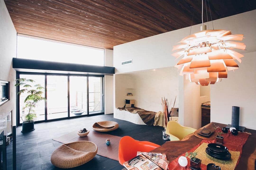のインスタグラム：「木貼りの天井が外部へと繋がる。  #sturdystyle#architecture#house#design#light#louispoulsen#artichoke#seatchair#rattan#eames#shellchair#wood#tiles  #スターディスタイル#建築#住宅#家#注文住宅#デザイン#デザイナーズ住宅#照明#ルイスポールセン#アーティチョーク#ラタン#座椅子#イームズ#シェルチェア#板張り#タイル」