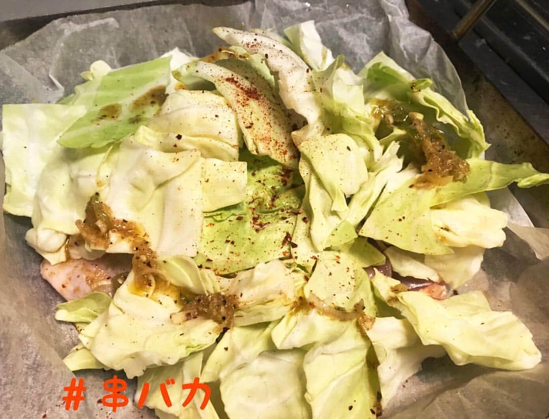屋台めし「串バカ」のインスタグラム：「#串バカ  鶏ちゃん焼き♫ ・ 野菜と一緒に食べるとサッパリした味わい🤗 ・ そーいえば最近、よく出るなぁ鶏ちゃん焼き🧐 ・ ついつい何皿も食べてしまう魅力はなんだろ💕」