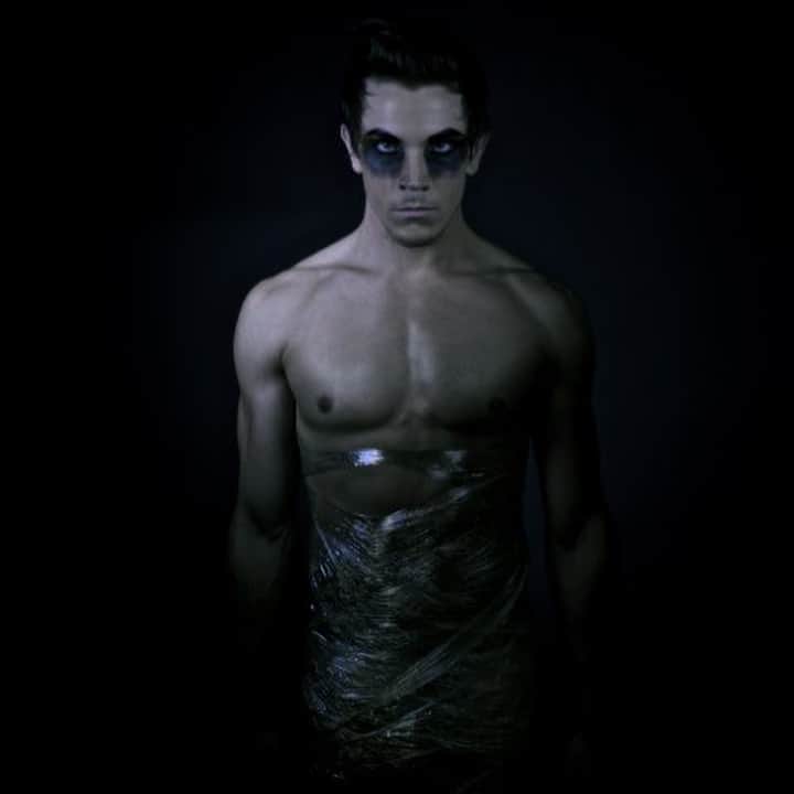 カイン・オキーフのインスタグラム：「#tbt to being wrapped in cling wrap in the dark 💄by @camaprune 📸 @ashleighcarter」