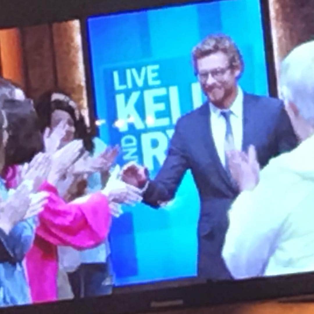 サイモン・ベイカーのインスタグラム：「Thanks for having me @livekellyandryan great seeing you guys again. #breath #Breaththemovie #abc #gopikelet」