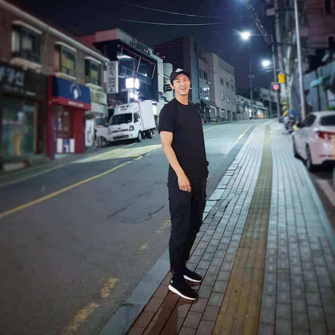 イ・ギウさんのインスタグラム写真 - (イ・ギウInstagram)「오르막길 그까이꺼🚶‍♂️ .. .. #올블랙 #이기우 #편의점맥주 #굿나잇」5月25日 1時39分 - lee_kiwoo