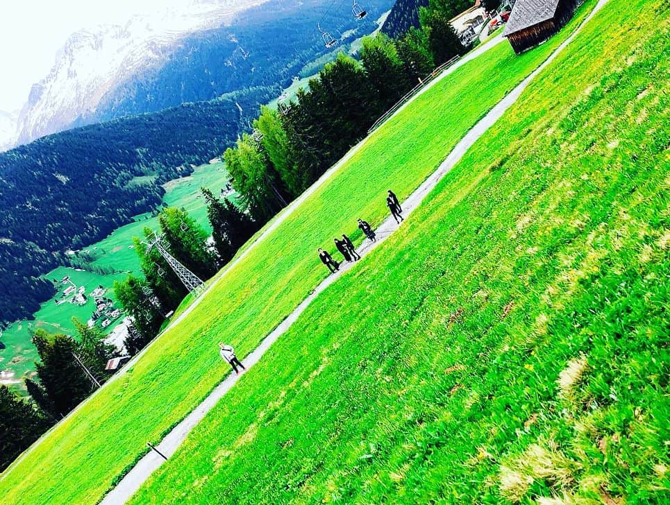小鳩ミクさんのインスタグラム写真 - (小鳩ミクInstagram)「はじめてのスイス🇨🇭 みんなでゴンドラに乗ったっぽ。大自然がすごかったっぽ。 りあるハイジの世界だったっぽ🕊ビールも美味しかったっぽ。 #最後の動画音量注意！⚠️ #かなみんちょは高所が苦手っぽ。 #davos #Schatzalp」5月25日 2時33分 - kobatomiku