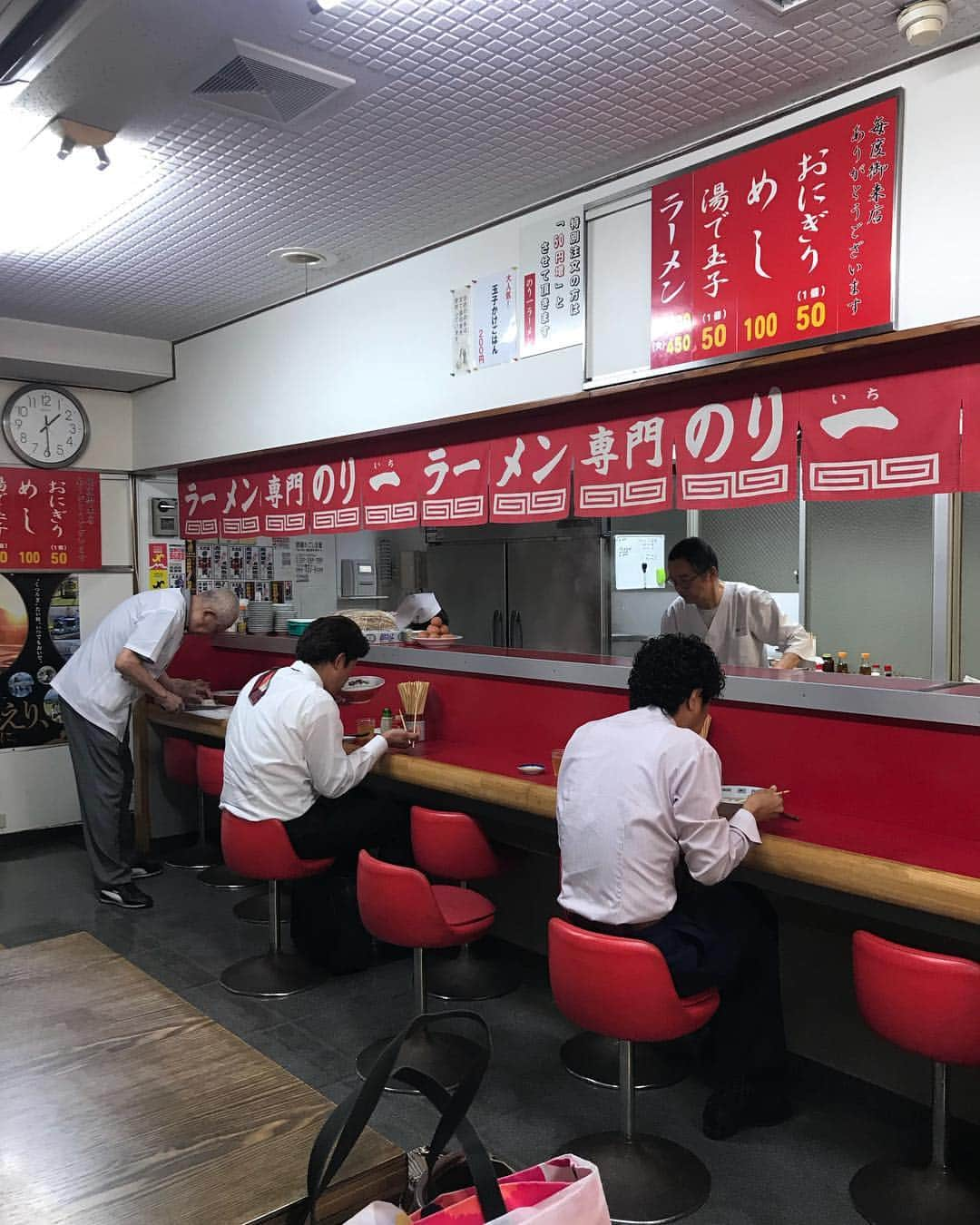 じろうさんのインスタグラム写真 - (じろうInstagram)「鹿児島。 雰囲気、面構え、共に最高のラーメン屋に入った。ラーメン一杯400円🙋🏼‍♀️」5月25日 13時30分 - sissonne_jiro