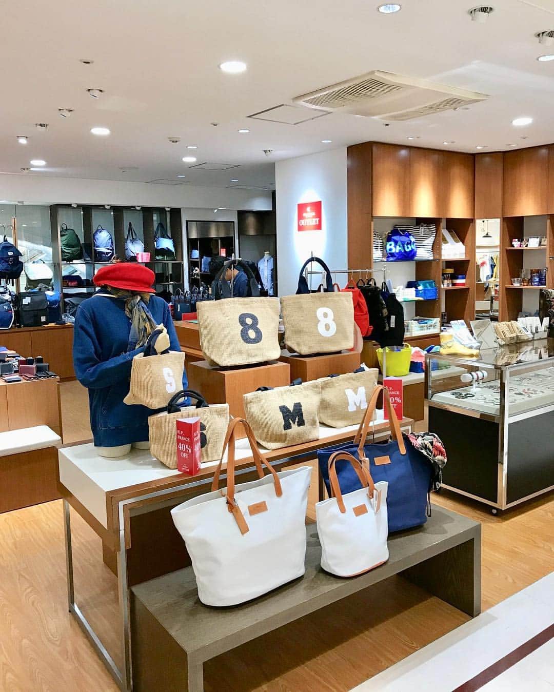 吉祥寺PARCOのインスタグラム：「． 3F メンズ雑貨のセレクトショップ【GLOCCA by COLLECTORS OUTLET】が期間限定オープン🛍 ． 今すぐ活躍する帽子やアクセサリー、デイリーに使える靴下・アンダーウェアなど、様々な商品を特別価格でご用意しております！ ． THE NORTH FACEのバッグやChampionの靴下など、ゲットしたいアイテムが多いです🧢🎒 ． ぜひお得なこの機会をお見逃しなく👀 ． #collecters #thenorthface #champion #PARCO #吉祥寺 #吉祥寺パルコ」