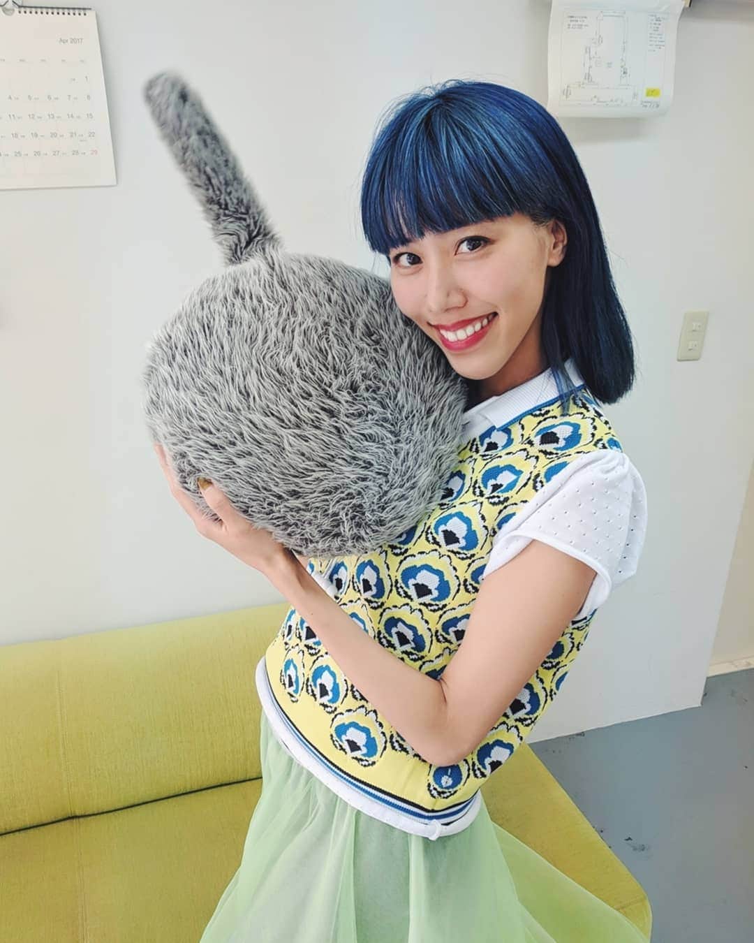草野絵美のインスタグラム：「Meet #Qoobo the tailed pillow🐨 how fluffy she is!!! I loved petting her!!! ユカイ工学さんのオフィスにて、Qooboにあったよ！ #malamute #ootd」