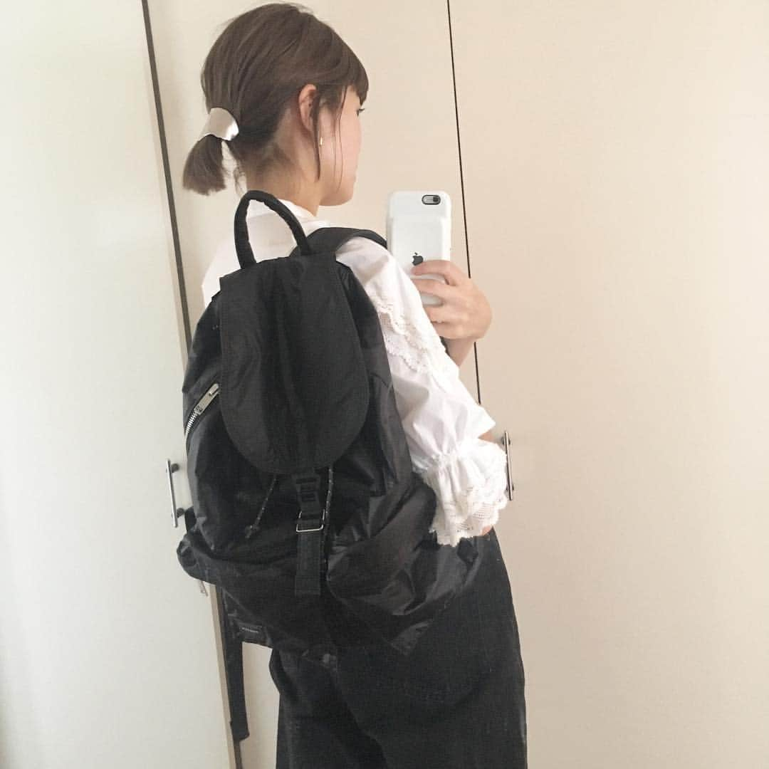 垣内彩未さんのインスタグラム写真 - (垣内彩未Instagram)「母さんの強い味方 リュックサック。 娘と2人でお出かけのときは ベビーカー無しの抱っこ紐なので 荷物多い×かばんの素材自体が重いと 肩への負荷が とてつもない！  と、いうことで PORTER× @balflagshipstore が 最高。 めちゃ軽い〜！ 軽くて、見た目ママ感が出過ぎないリュック 探してたっ。  同じシリーズの ウエストポーチも愛用中💯  リュック、あんまりうまく撮れなかったから 詳しくは  @balflagshipstore のインスタ見ると わかりやすいです😂🙆‍♀️ (ウエストポーチも載っとる)」5月25日 13時14分 - kakiuchiayami