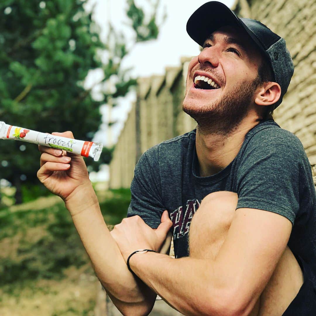 ジェイソン・ブラウンのインスタグラム：「A perfect snack for a perfect day! #Froozer #FroozerCrew #Maxletics ☀️😋🍓😋☀️」