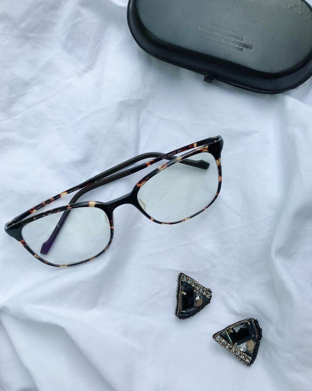 Zoff Officialのインスタグラム：「Zoff SMART Skinny👓 . ＊長時間の使用でも疲れにくい🕗 ＊フレームがしなやかな為、壊れにくく、フィット感も抜群👓 . 1番人気のウェリントンタイプ！ ユニセックスでシーンを選ばず、使いやすいフレームです。 ➕¥3,000〜ブルーライトカットレンズ(Zoff PC ULTRA)に変更できます🖥📱 . ZJ71012_C-1B ¥9,720(税込) . #fashion#glasses#sunglasseslover #eye#eyewear#eyewearstyle #sunglasses#sunglassesfashion #sunglasses😎#🕶#👓#😎 #メガネ#メガネ女子#メガネ男子#サングラス#optical#ゾフ#ゾフスマート#new#zoff#clear#fashiondiaries#zoffsmart#smart #accessory」