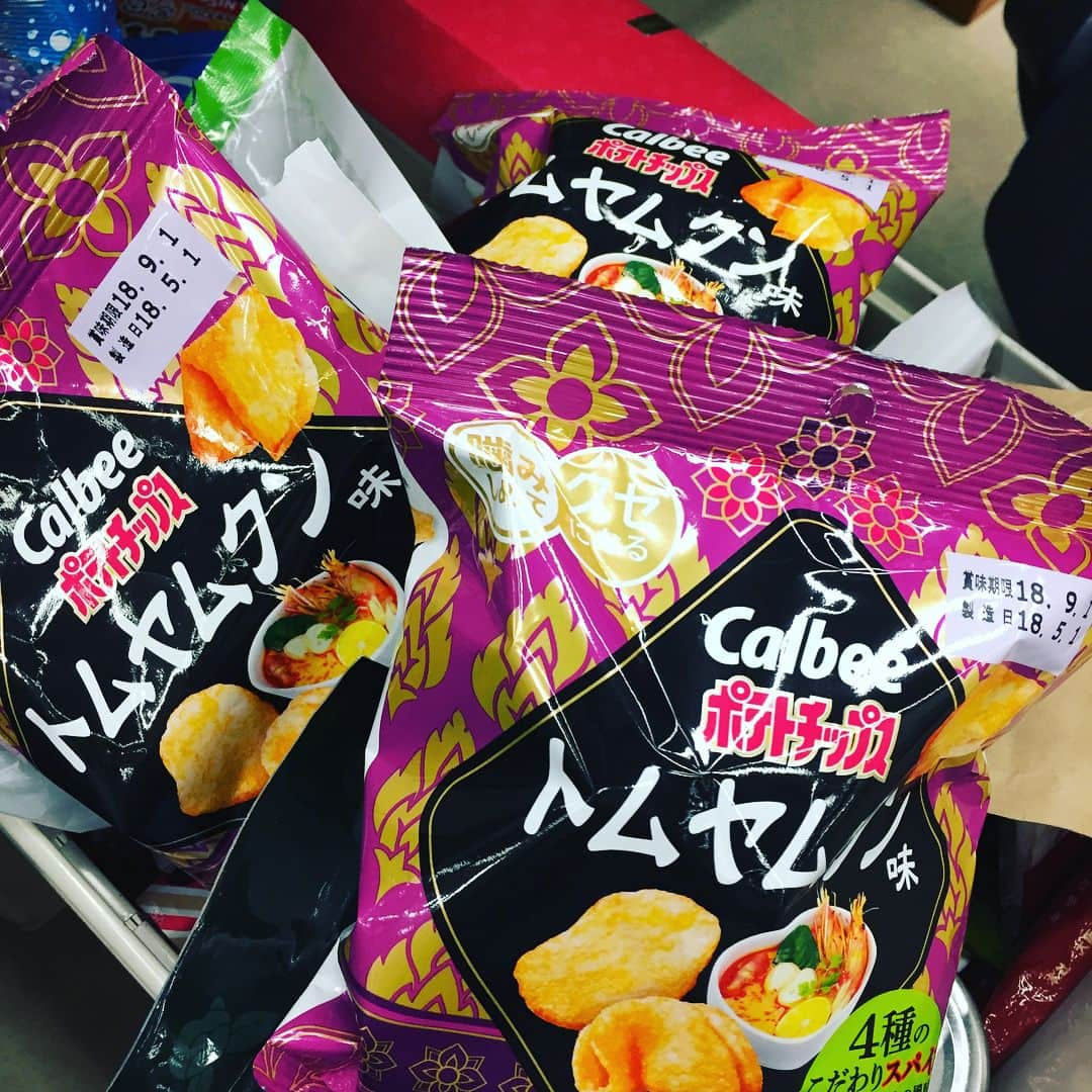 林マオさんのインスタグラム写真 - (林マオInstagram)「朝一から トムヤムヌードル食べちゃうくらい、 トムヤムクンが大好きな私…  こんなの発見！！！ トムヤムチップスー❤️ 見事にトムヤムクンの香り味を再現してて、どハマり…  おきトムヤムチップスも買っちゃいました😋😋 あ〜幸せ〜❤️」5月25日 10時25分 - maohayashi_ytv