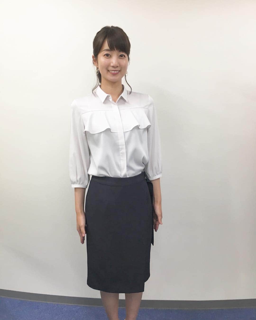 のインスタグラム：「木曜日の衣装。色合いと形がスーツのようで、新入社員のような気分になっておりました。 #指先までピーン  #本当は5年目 #フレッシュ感はどこへやら #ももち浜s特報ライブ  #AOKI」