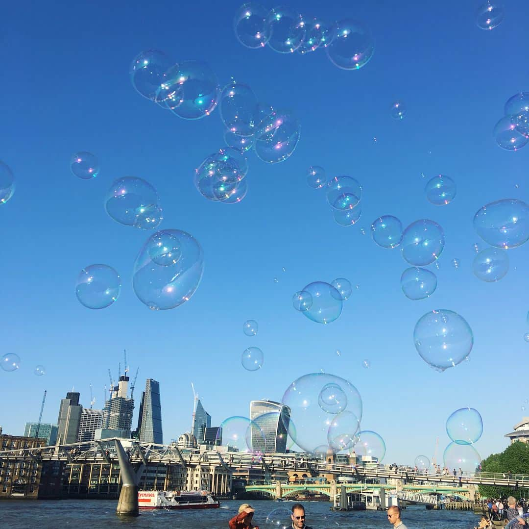 エリス・ガベルさんのインスタグラム写真 - (エリス・ガベルInstagram)「Bubbles of London. A little #tbt to last week, blooming Londons innit! Friends and fam. #london #southbank #mondrianlondon and show @tduxler some love on the gram!」5月25日 10時55分 - elyesgabel