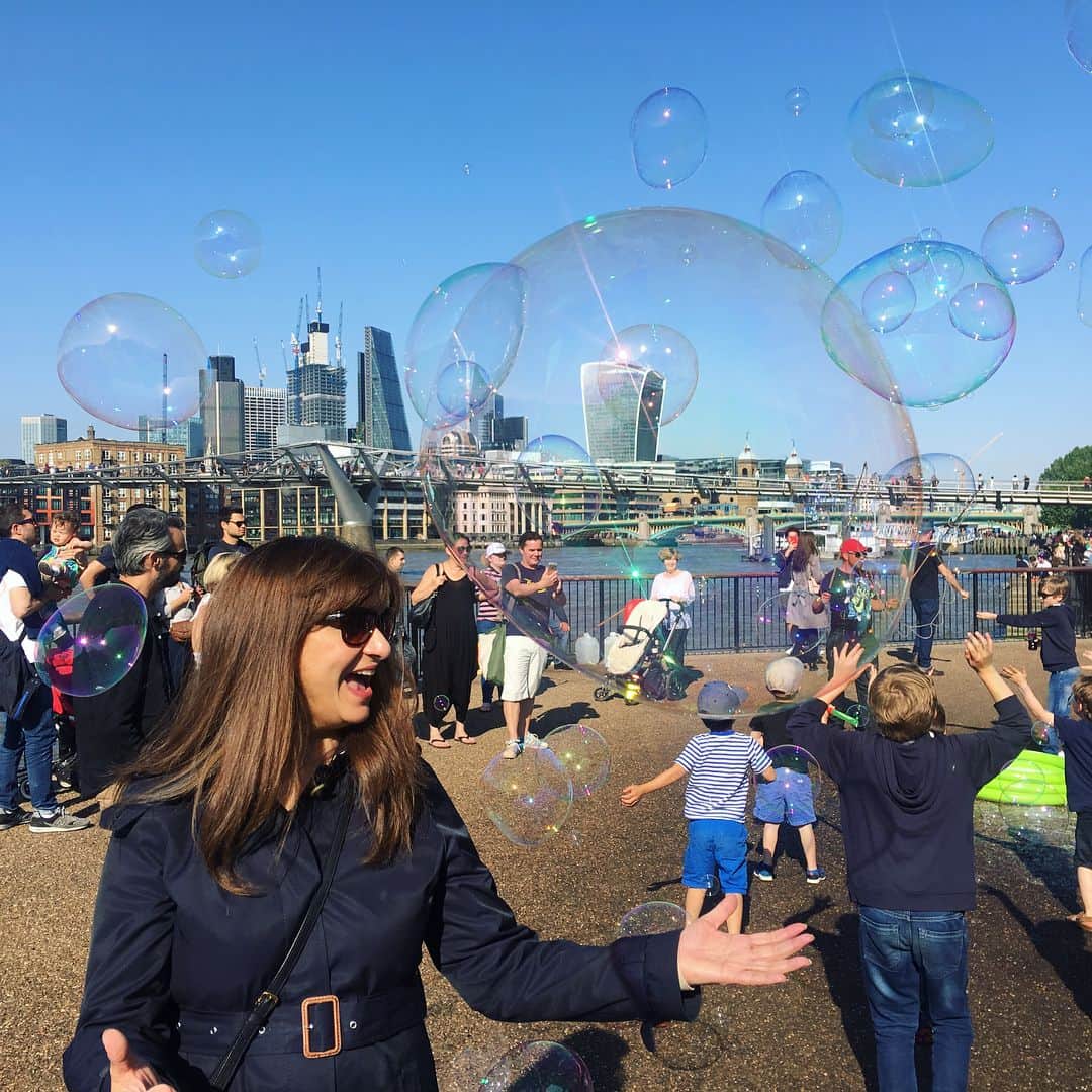 エリス・ガベルのインスタグラム：「Bubbles of London. A little #tbt to last week, blooming Londons innit! Friends and fam. #london #southbank #mondrianlondon and show @tduxler some love on the gram!」