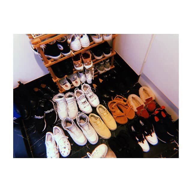 松井玲奈さんのインスタグラム写真 - (松井玲奈Instagram)「靴が収まりきらない。 最近のスタメン。白が多め。 #Sneaker #NIKE #adidas #CONVERSE #PUMA #Reebok  #tava」5月25日 11時06分 - renamatui27