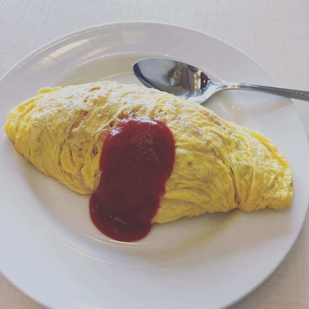 蒼山幸子さんのインスタグラム写真 - (蒼山幸子Instagram)「うーん。 すてきなオムライスが 食べたい。」5月25日 11時29分 - sachiko_aoyama