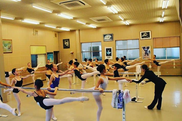 加治屋百合子さんのインスタグラム写真 - (加治屋百合子Instagram)「From my workshop at "Y.S.Ballet" in Osaka last week. Taught 12 classes in 3 days😆 Enjoyed all of them💕 Thank you for having me again❤️ 先週大阪の"Y.S.Ballet"で行われた講習会より。3日間で12クラス教えました😆どんどんレベルアップしていく生徒さんの姿を見て私もたくさんの刺激とパワーをもらうことが出来ました💪🏻 有難うございました💕  @y.s.b.company_school  #ballerina #ballerinalife #ballet #dance #love #teaching #workshop #osaka #japan #babyballerina」5月25日 12時00分 - yuriko_kajiya