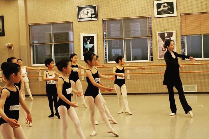 加治屋百合子さんのインスタグラム写真 - (加治屋百合子Instagram)「From my workshop at "Y.S.Ballet" in Osaka last week. Taught 12 classes in 3 days😆 Enjoyed all of them💕 Thank you for having me again❤️ 先週大阪の"Y.S.Ballet"で行われた講習会より。3日間で12クラス教えました😆どんどんレベルアップしていく生徒さんの姿を見て私もたくさんの刺激とパワーをもらうことが出来ました💪🏻 有難うございました💕  @y.s.b.company_school  #ballerina #ballerinalife #ballet #dance #love #teaching #workshop #osaka #japan #babyballerina」5月25日 12時00分 - yuriko_kajiya