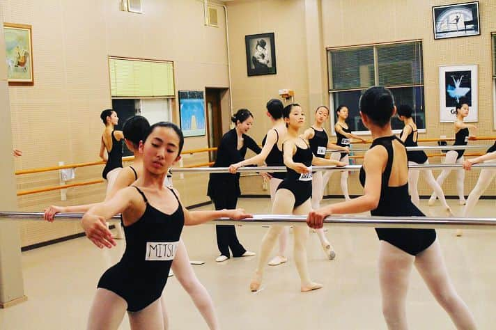 加治屋百合子さんのインスタグラム写真 - (加治屋百合子Instagram)「From my workshop at "Y.S.Ballet" in Osaka last week. Taught 12 classes in 3 days😆 Enjoyed all of them💕 Thank you for having me again❤️ 先週大阪の"Y.S.Ballet"で行われた講習会より。3日間で12クラス教えました😆どんどんレベルアップしていく生徒さんの姿を見て私もたくさんの刺激とパワーをもらうことが出来ました💪🏻 有難うございました💕  @y.s.b.company_school  #ballerina #ballerinalife #ballet #dance #love #teaching #workshop #osaka #japan #babyballerina」5月25日 12時00分 - yuriko_kajiya