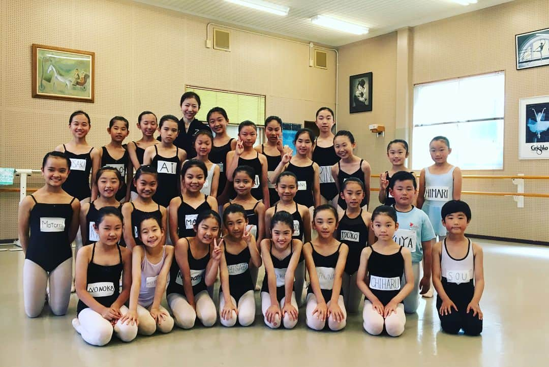 加治屋百合子さんのインスタグラム写真 - (加治屋百合子Instagram)「From my workshop at "Y.S.Ballet" in Osaka last week. Taught 12 classes in 3 days😆 Enjoyed all of them💕 Thank you for having me again❤️ 先週大阪の"Y.S.Ballet"で行われた講習会より。3日間で12クラス教えました😆どんどんレベルアップしていく生徒さんの姿を見て私もたくさんの刺激とパワーをもらうことが出来ました💪🏻 有難うございました💕  @y.s.b.company_school  #ballerina #ballerinalife #ballet #dance #love #teaching #workshop #osaka #japan #babyballerina」5月25日 12時00分 - yuriko_kajiya