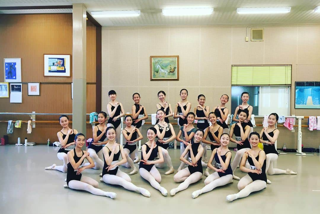 加治屋百合子さんのインスタグラム写真 - (加治屋百合子Instagram)「From my workshop at "Y.S.Ballet" in Osaka last week. Taught 12 classes in 3 days😆 Enjoyed all of them💕 Thank you for having me again❤️ 先週大阪の"Y.S.Ballet"で行われた講習会より。3日間で12クラス教えました😆どんどんレベルアップしていく生徒さんの姿を見て私もたくさんの刺激とパワーをもらうことが出来ました💪🏻 有難うございました💕  @y.s.b.company_school  #ballerina #ballerinalife #ballet #dance #love #teaching #workshop #osaka #japan #babyballerina」5月25日 12時00分 - yuriko_kajiya