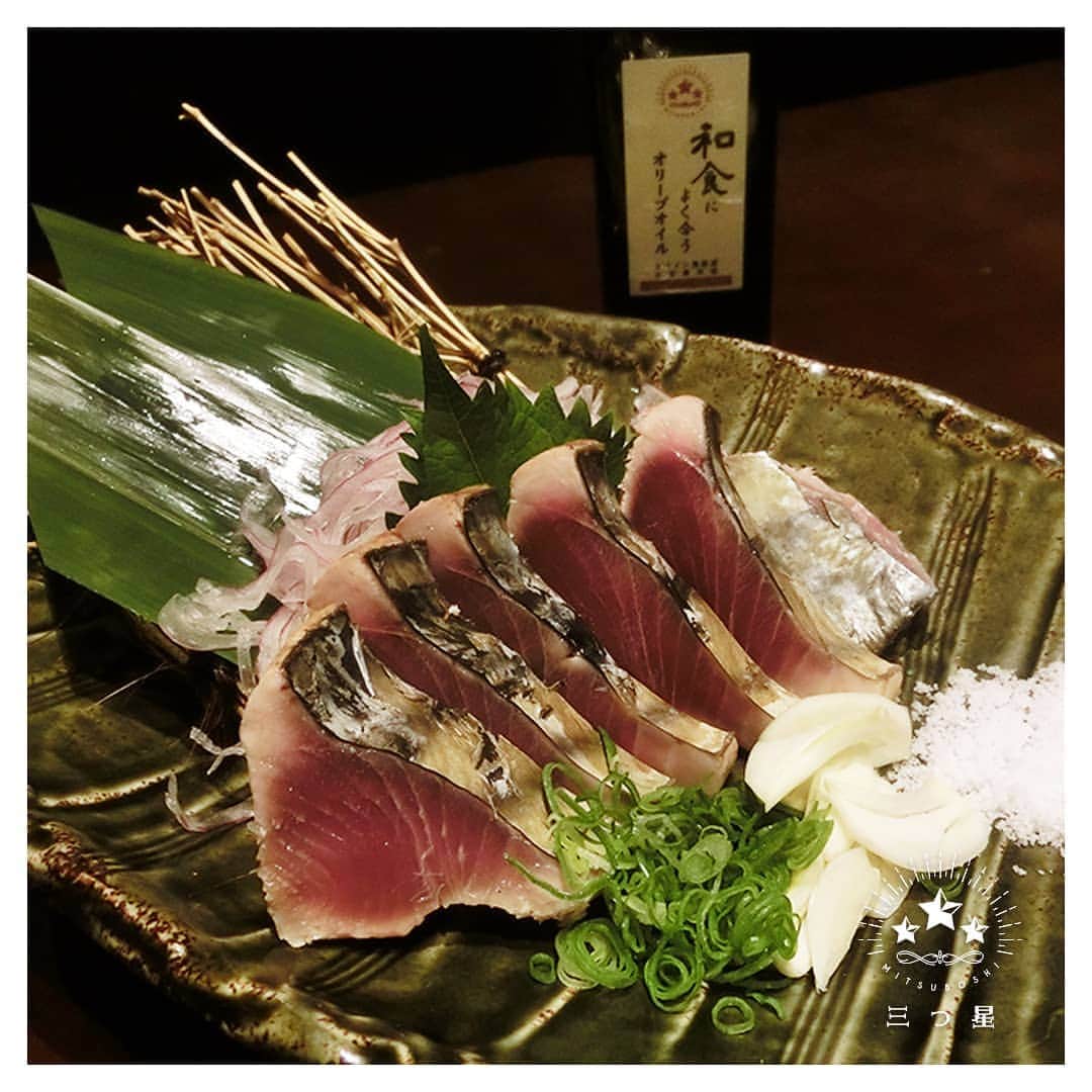 のインスタグラム：「＊鰹のたたきと、和食によく合うオリーブオイル＊ This olive oil that goes well with japanese food;-) * 金曜日お疲れさまです♪今夜は少し盛り付けにもこだわって、美味しいお刺身を和食によく合うオリーブオイルで楽しみながら、一杯いかがでしょうか？ * ＊三つ星の豆知識＊ オリーブオイルには、消化のを助ける働きがあると言われています。だんだん暑くなってきて食欲がなくなってきた、そんなときに、少しの食事からなるべくたくさんの栄養素を得る助けをしてくれるオリーブオイル。日々のお食事にひとかけ、いかがでしょうか？ * #だけで美味しくなるシリーズ today>かける #鰹 #カツオ #かつおのたたき #刺身 #血液サラサラ #貧血予防 #おいしく健康 #晩ごはん #ランチ はもちろん #晩酌 の #おつまみ にも◎ #ビール #beer #日本酒 #sake がすすみます♪#おうちごはん  #オリーブオイル #oliveoil #和食によく合うオリーブオイル #和食 #washoku #japanesefood #和食とオリーブオイル #WASHOKUandOliveOil #instafood #三つ星ネットショップ」